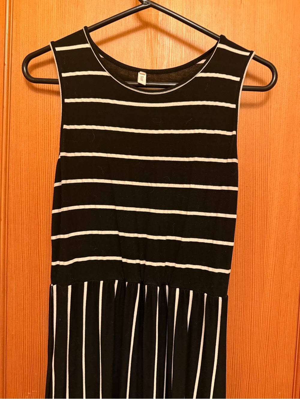 Black and White Striped Sleeveless Maxi Dress With Pockets - Picture 3 of 5